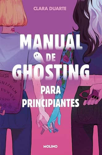 'Manual de ghosting para principiantes' de Clara Duarte. Es la cubierta en la cual se pueden ver de espaldas dos chicas blancas delgadas cogidas de la mano. La de la derecha es Delia, rubia, con una camiseta gris clara, unos vaqueros y una aguija. La otra tiene el pelo de dos colores como Cruella de Vil viste un croptop negro y un pantalón del mismo color. El brazo que se une al de la otra chica es verde porque está lleno de tatuajes.
