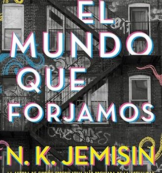 "El mundo que forjamos" de N. K. Jemisin. Es la imagen de la cubierta en la cual se ve una fotos en blanco y negro de un edificio con la escalera de emergencia de metal que baja por ella. Las letras del título están escritas como si se vieran en 3D con las típicas gafas rojas y azules