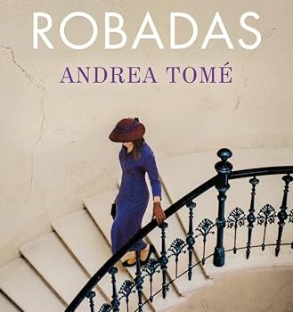 Las vidas robadas de Andrea Tomé. Es la cubierta. Una foto de una mujer con un traje falda-chaqueta azulón con un sombrero rojo de los años cuarenta bajando por unas escaleras de espiral del interior de un edificio
