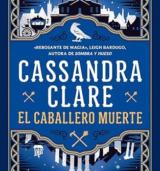 Cubierta delantera de 'El caballero muerte' de Cassandra Clare. Esta es azul con una faja central ribeteada en plata en el centro en la cual pone el título y el nombre de la autora. Arriba de ella está la silueta de una ciudad. Alusión a la Colina. Y abajo la silueta de un templo similar a los de la Grecia Clásica