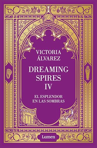 Dreaming Spires IV: el esplendor entre las sombras. La cubierta es moradas con moitvos dorado en su decoración: una simulación de un libro antiguo que tiene un marco con motivos geométicos de rayas, flores y puntos y en el centro hay un espacio como si fuese un arco de medio punto árabe. Entre la decoración se esconde un anillo, una momia, una niña, un cementerio y un libro abierto del cual sale magia
